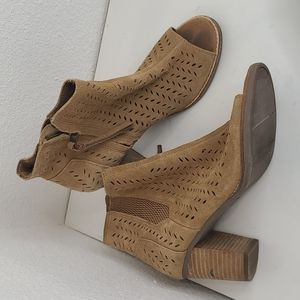Tom's tan brown suede lazer cut booties size 8